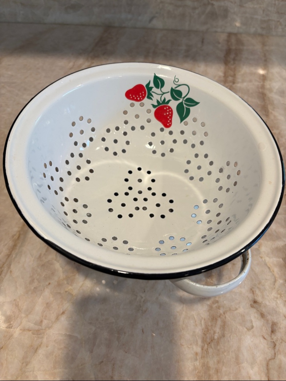 Enamel 1983 Teleflora Strawberry Colander - - Picture 2 of 4